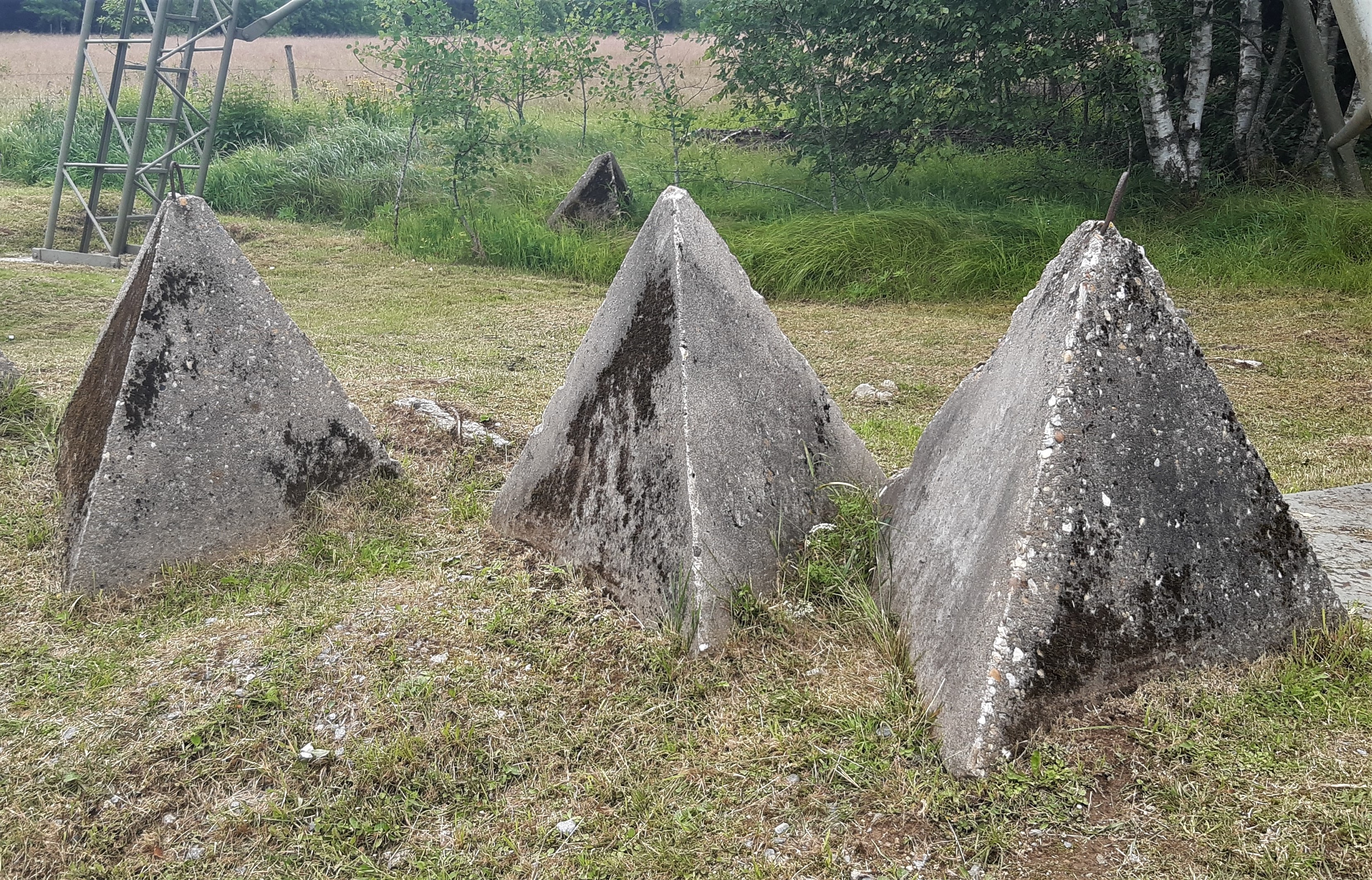 Železobetonové protitankové zátarasy ve tvaru čtyřstěnu